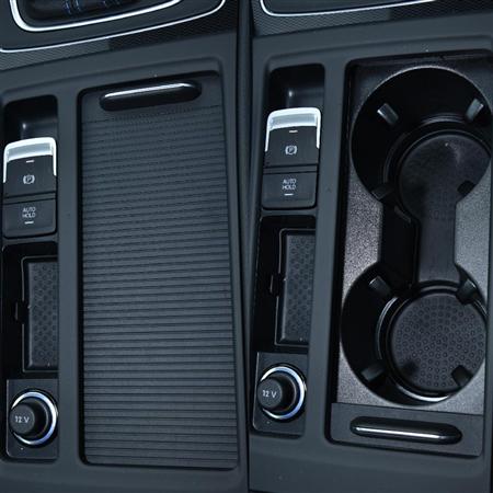 カップホルダーはシャッター付き。左側には電磁パーキングブレーキのスイッチとブレーキのオートホールドスイッチ。この機能が渋滞路を快適にする。ゴルフＧＴＥ