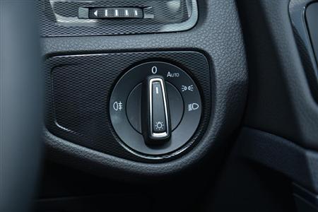 オートライト機能付スイッチは手前に引くとリアフォグランプが点灯。ゴルフＧＴＥ