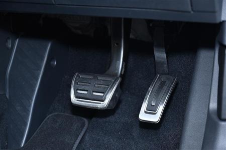 アルミ製ペダル。右側にもフットレストがあり、クルーズコントロール使用時に右足を置けるのが嬉しい。ゴルフＧＴＥ
