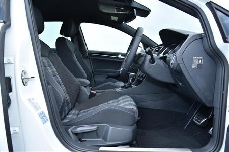 ハンドル太いですねぇ。ゴルフＧＴＥ