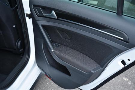 後席ドアも前席と同じ仕立てで質感高め。ゴルフＧＴＥ
