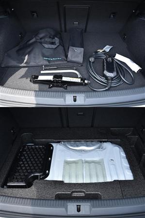 床下収納がないので、ジャッキや充電用ケーブルなどの付属品はケースに入れられている（上）。カーペットをめくると４０リットルの燃料タンクが（下）。バッテリーは後席下に搭載されている。ゴルフＧＴＥ