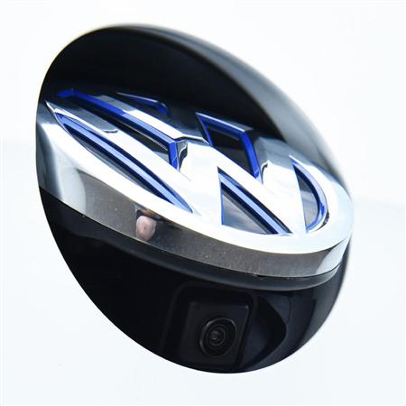 バックドアのエンブレムにはもう一つ仕掛けが。リアカメラはここに搭載。シフトを「Ｒ」に入れると、カパッと開いて現れる。筆者の汚い膝小僧が写り込んでいますが、ご容赦を。ゴルフＧＴＥ