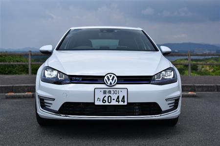 グリルからヘッドライトカバーを貫くブルーのラインと向かって左側にブルーの「ＧＴＥ」バッヂ、バンパー埋め込みのＣ型ポジションランプは専用装備。フロントのコンビランプがフルＬＥＤなのもゴルフ初。ゴルフＧＴＥ