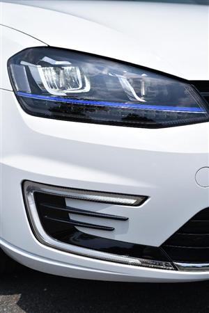 Ｃ型ポジションランプに囲まれるように２本のフィンが。ちょっとＧＴＩっぽい造形。ゴルフＧＴＥ