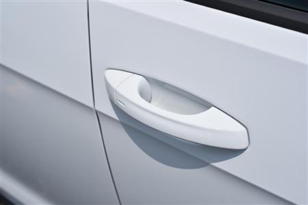 キーを携帯して外側に触れると施錠、内側に触れると解錠するドアノブ。実はキーの電池切れに備えた鍵穴も隠されている。ゴルフＧＴＥ