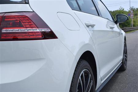 同様のプレスラインが前後ドアをも一直線に貫き、直線基調の造形を強調。ゴルフＧＴＥ