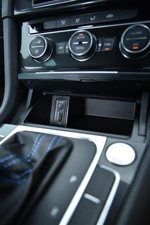 空調ダイヤル下の小物入れ。携帯電話や小銭入れに丁度良いサイズ。インフォテインメントシステムに直結するＵＳＢ、外部音声入力を各一個装備。ゴルフＧＴＥ