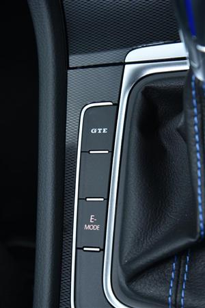 シフトレバー左側に「ＧＴＥ」「Ｅ」各モードの切り替えスイッチ。運転中はシフトレバーの影に隠れて見づらい位置なのが残念。ゴルフＧＴＥ