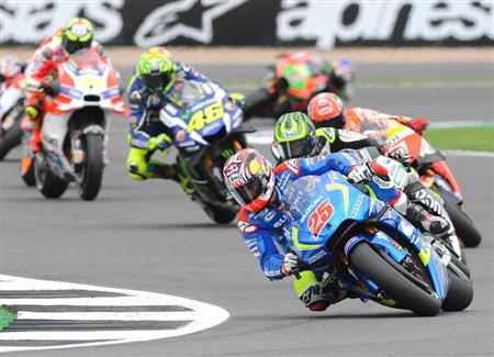 先頭を走るスズキのマーベリック・ビニャーレス（スペイン）＝４日、英国シルバーストーン（ＡＰ）