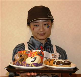 ミスタードーナツは７日からハロウィーンにあわせて人気キャラクター「スヌーピー」とコラボした商品やフェイスペイントした店員が接客するといった取り組みを行う＝５日、東京都新宿区