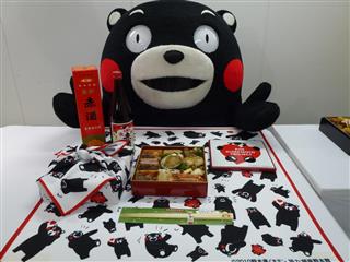 高島屋は熊本県産の食材を使った「熊本おせち」を発売する。ふたや風呂敷、取り箸には「くまモン」のイラストをデザインした=5日、東京都中央区 高島屋は熊本県産の食材を使った「熊本おせち」を発売する。ふたや風呂敷、取り箸には「くまモン」のイラストをデザインした=5日、東京都中央区