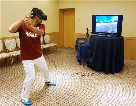 仮想現実トレーニングシステムを利用する楽天の今江（楽天球団提供）