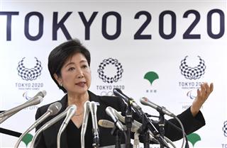 会見を開き築地市場移転の延期を表明する小池百合子東京都知事＝３１日午後、東京都新宿区の東京都庁（寺河内美奈撮影）