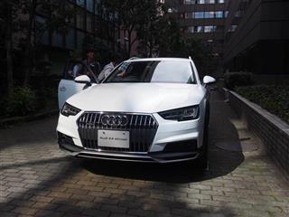 アウディジャパンが発売したＳＵＶ「Ａ４オールロードクワトロ」の車内＝６日、東京都港区芝大門の日本自動車会館（会田聡撮影）