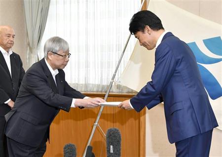 鹿児島県の三反園訓知事（右）に、川内原発の即時一時停止に応じないとする回答文書を手渡す九州電力の瓜生道明社長＝５日、鹿児島県庁