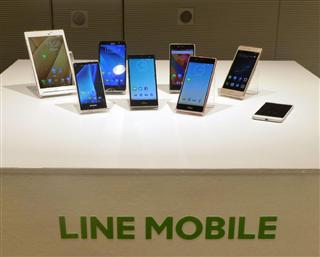 ＬＩＮＥが販売する格安スマートフォン端末＝５日午後、東京都渋谷区