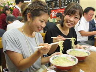 自家製麺を使った素ラーメンの試食会＝鳥取市の武蔵屋食堂