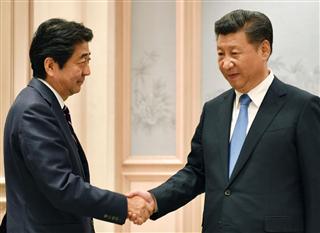 会談を前に握手を交わす安倍首相(左)と中国の習近平国家主席=5日、中国・杭州(代表撮影・共同) 会談を前に握手を交わす安倍首相(左)と中国の習近平国家主席=5日、中国・杭州(代表撮影・共同)