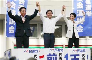 前原誠司元外相（左）、玉木雄一郎国対副委員長（中央）とともに街頭演説する蓮舫代表代行＝６日、高松市（前川康二撮影）