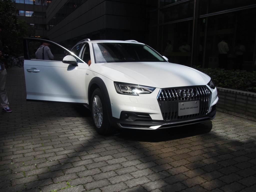 アウディジャパンが発売したＳＵＶ「Ａ４オールロードクワトロ」＝６日、東京都港区の日本自動車会館
