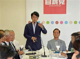 自民党の農業改革に向けた部会であいさつする小泉進次郎農林部会長（中央左）。同右は西川公也農林水産戦略調査会長＝６日午後、東京・永田町の自民党本部（斎藤良雄撮影）
