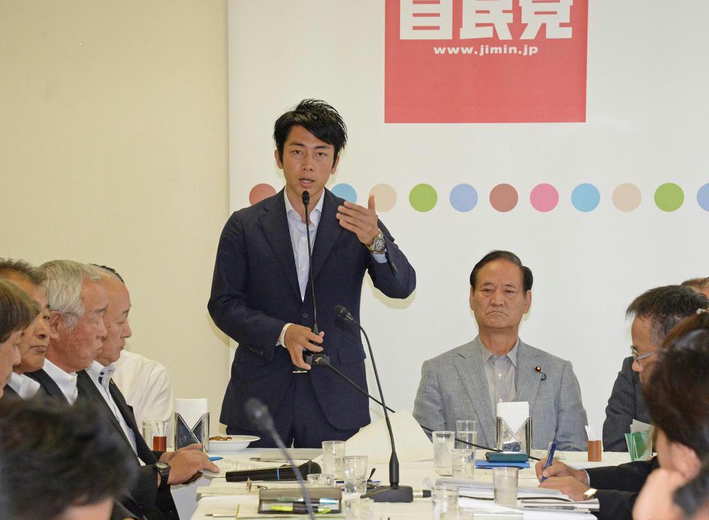 自民党の農業改革に向けた部会であいさつする小泉進次郎農林部会長（中央左）。同右は西川公也農林水産戦略調査会長＝６日午後、東京・永田町の自民党本部（斎藤良雄撮影）