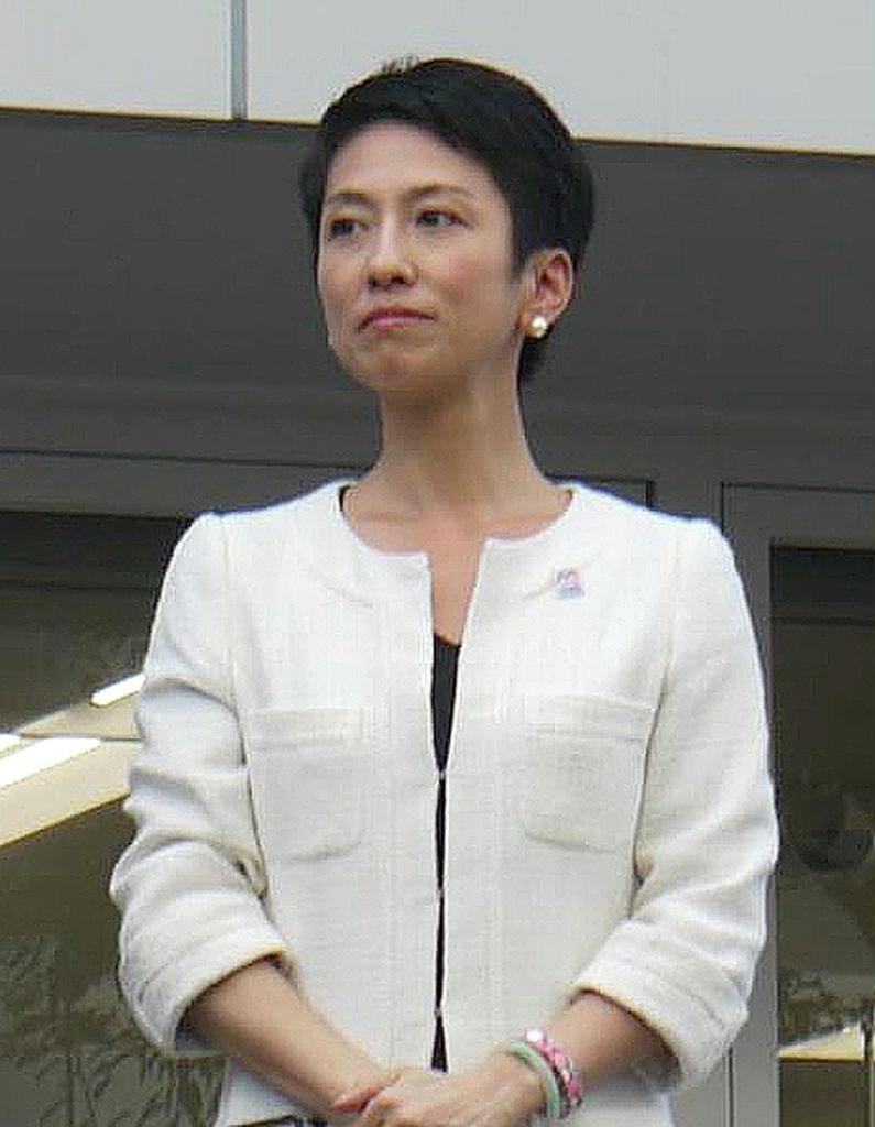 民進党代表選の街頭演説に臨む蓮舫代表代行＝６日午後、高松市（前川康二撮影）