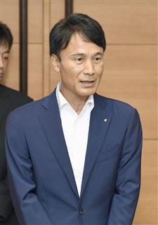 川内原発の即時一時停止を再要請し、記者の質問に答える鹿児島県の三反園訓知事＝７日午前、福岡市中央区