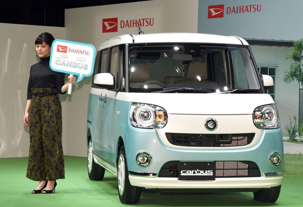 ダイハツ工業の新型「ムーヴキャンバス」をＰＲする女優の高畑充希さん＝７日、東京都千代田区