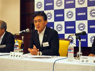 記者会見する自動車総連の相原康伸会長＝８日、東京都港区芝公園のメルパルク東京（会田聡撮影）