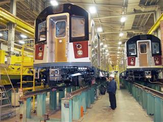川崎重工業の米ニューヨーク州にある工場で地下鉄車両を点検する作業員=2013年11月15日(共同) 川崎重工業の米ニューヨーク州にある工場で地下鉄車両を点検する作業員=2013年11月15日(共同)