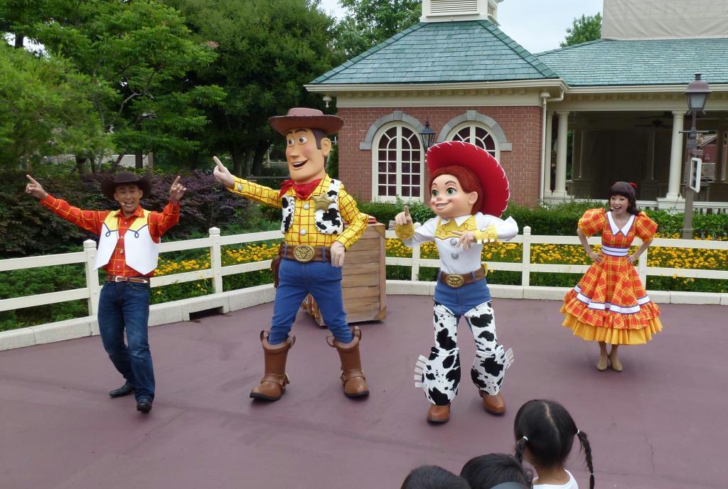映画「トイ・ストーリー」でおなじみのキャラクター。東京ディズニーランドでは雰囲気を盛り上げるため、多様なパフォーマンスが導入されている