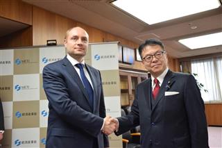 会談する世耕弘成経済産業相とロシアのガルシカ極東発展相＝７日、経産省