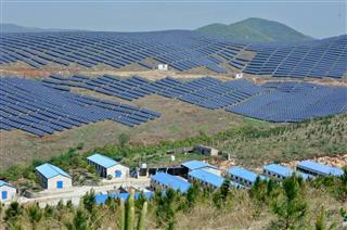 安徽省巣湖市にある村では、荒れた山の斜面に多くの発電用のパネルが置かれ、大規模な太陽光発電所となっている。今年上期、中国では集中型太陽光発電所の建設申請が数多く行われた（中国新聞社）