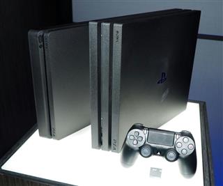 ソニー・インタラクティブエンタテインメントが発売する「プレイステーション（ＰＳ）４プロ」（右）と、ＰＳ４の改良型＝７日、ニューヨーク（共同）