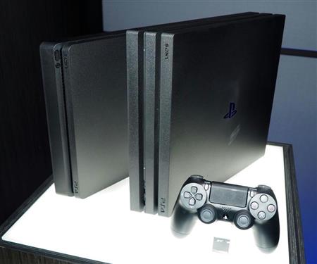 ソニー・インタラクティブエンタテインメントが発売する「プレイステーション（ＰＳ）４プロ」（右）と、ＰＳ４の改良型＝７日、ニューヨーク（共同）