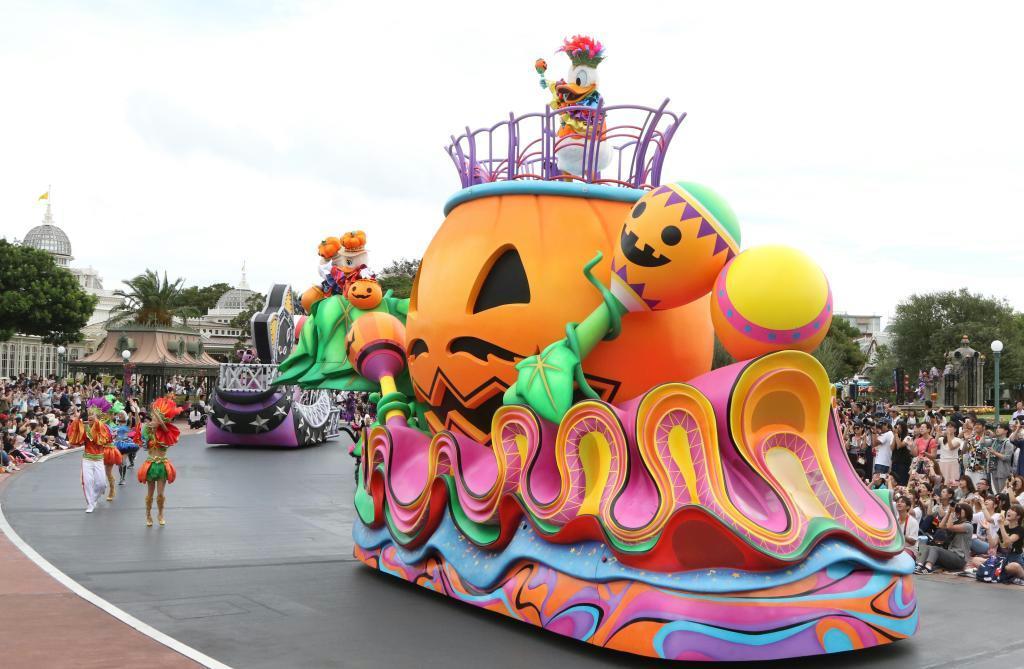 東京ディズニーランドで８日、報道陣向けに先行公開されたパレード「ハロウィーン・ポップンライブ」