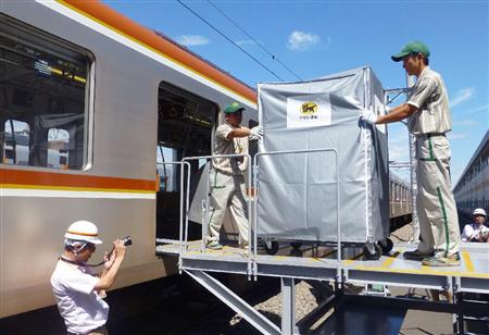 地下鉄を使った宅配便の輸送実験で、東京メトロ有楽町線の車内に積み込まれる荷物＝９日午前、東京都江東区