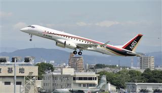 愛知県営名古屋空港を離陸するＭＲＪの試験１号機＝９日午後