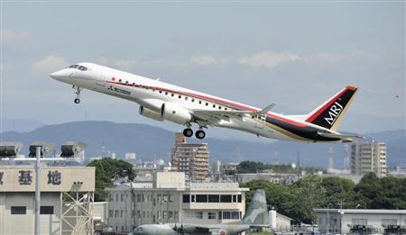 愛知県営名古屋空港を離陸するＭＲＪの試験１号機＝９日午後