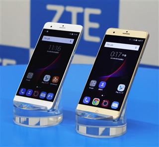 ZTEのSIMフリー対応スマートフォンの新製品「ZTEブレードV7マックス」=9日、東京都千代田区(宇野貴文撮影) ZTEのSIMフリー対応スマートフォンの新製品「ZTEブレードV7マックス」=9日、東京都千代田区(宇野貴文撮影)