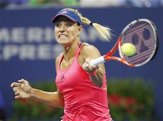 女子シングルス準決勝、キャロライン・ウォズニアッキを退けたアンゲリク・ケルバー=ニューヨーク(共同) 女子シングルス準決勝、キャロライン・ウォズニアッキを退けたアンゲリク・ケルバー=ニューヨーク(共同)