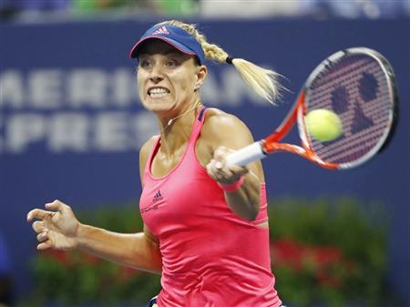 女子シングルス準決勝、キャロライン・ウォズニアッキを退けたアンゲリク・ケルバー＝ニューヨーク（共同）