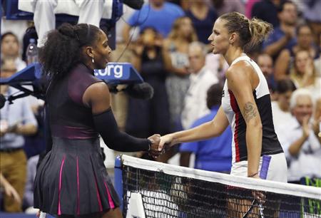 女子シングルス準決勝セリーナ・ウィリアムズ（左）を破り、初の決勝進出を決めたカロリナ・プリスコバ＝ニューヨーク（共同）