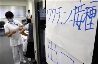 関西国際空港では従業員へのはしかの予防接種が始まった＝８日午後（前川純一郎撮影）