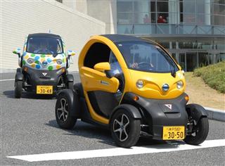 ウェスティンホテル淡路を出発する次世代電気自動車「超小型モビリティ」＝兵庫県淡路市