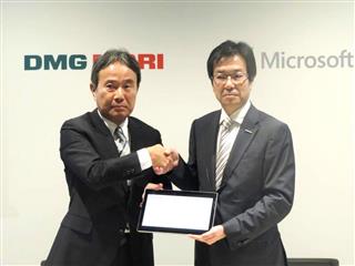 協業で合意したDMG森精機の森雅彦社長(左)と日本マイクロソフトの樋口泰行会長=9日、東京都江東区 協業で合意したDMG森精機の森雅彦社長(左)と日本マイクロソフトの樋口泰行会長=9日、東京都江東区