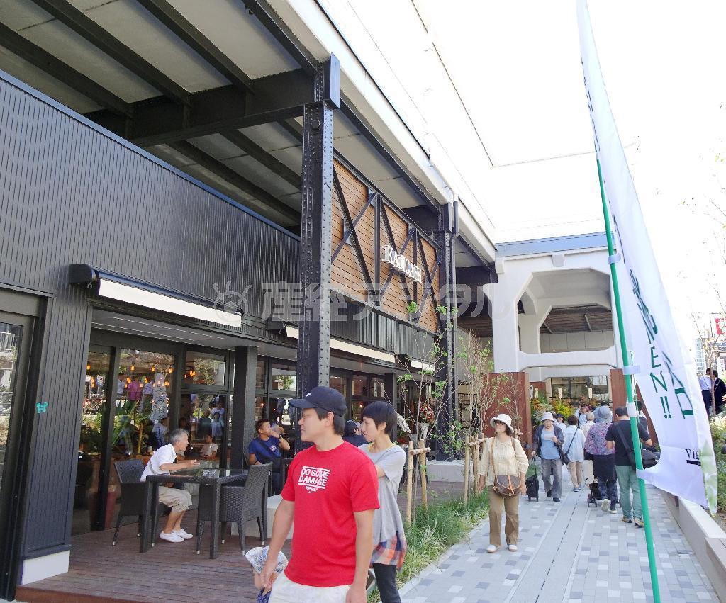 大阪環状線の桃谷駅にオープンした商業施設「ビエラ桃谷」＝大阪市天王寺区