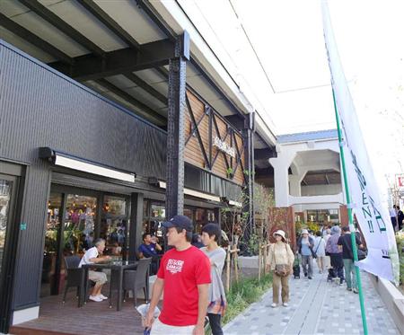 大阪環状線の桃谷駅にオープンした商業施設「ビエラ桃谷」＝大阪市天王寺区